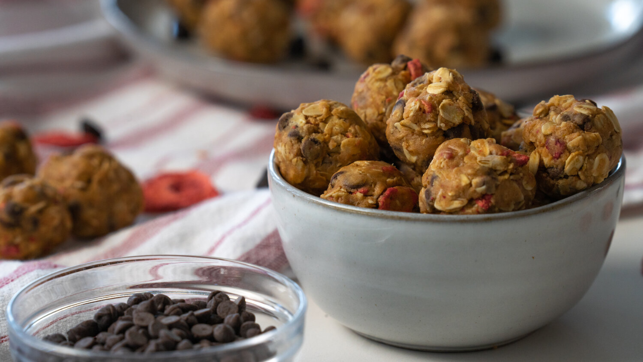 2. Chocolate-Strawberry Energy Bites