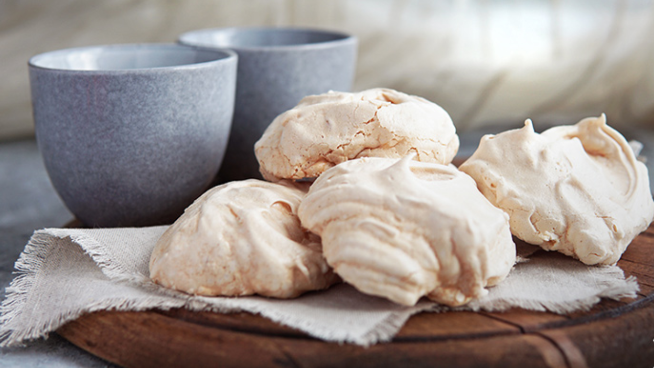 1. Icelandic Christmas Meringue Cookies – Lakkrístoppar