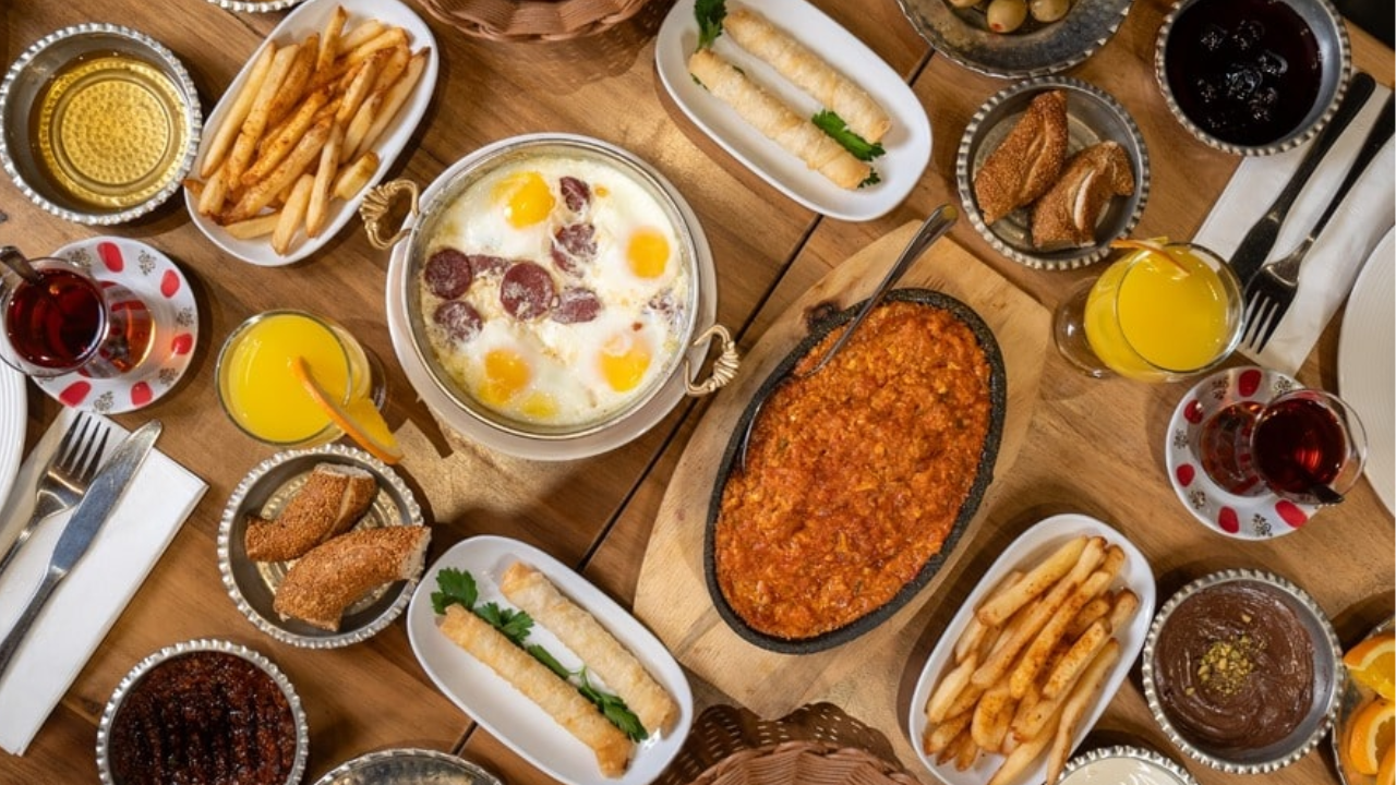 15. Menemen (Full Turkish Breakfast)
