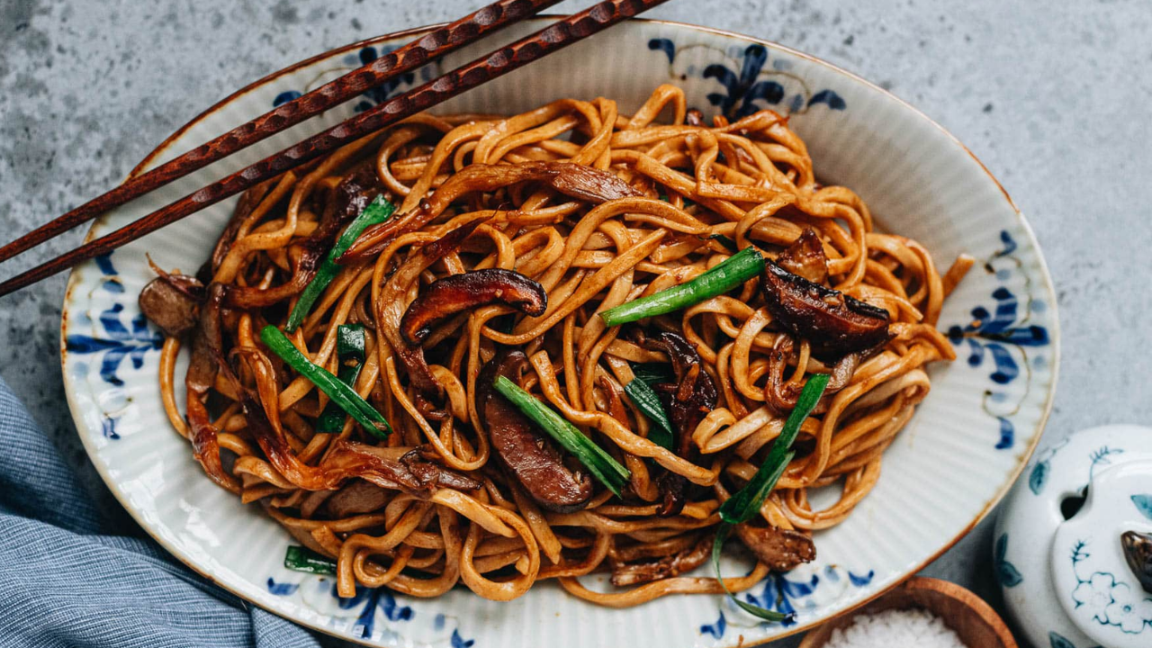 5. Longevity Noodles (Yi Mein)